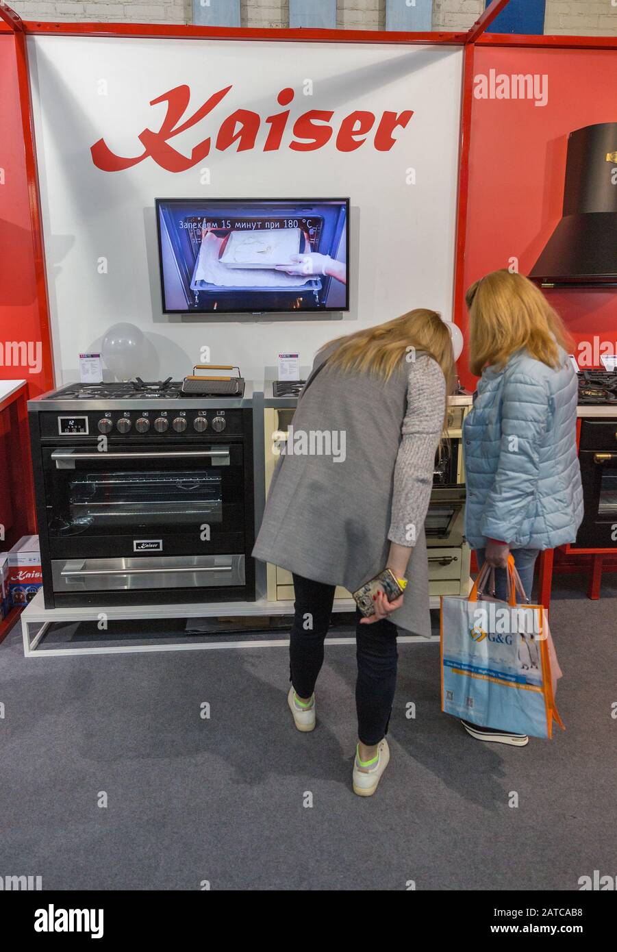 Kiew, UKRAINE - 06. APRIL 2019: Unbekannte besuchen Kaiser Küchengeräte Stand in CEE 2019, der größten Elektronikmesse der Ukraine Stockfoto