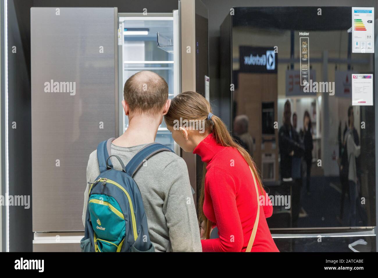 Kiew, UKRAINE - 06. APRIL 2019: Die Menschen besuchen den Stand von Haier, einem multinationalen Haus- und Unterhaltungselektronikunternehmen, auf der CEE 2019, dem größten e Stockfoto