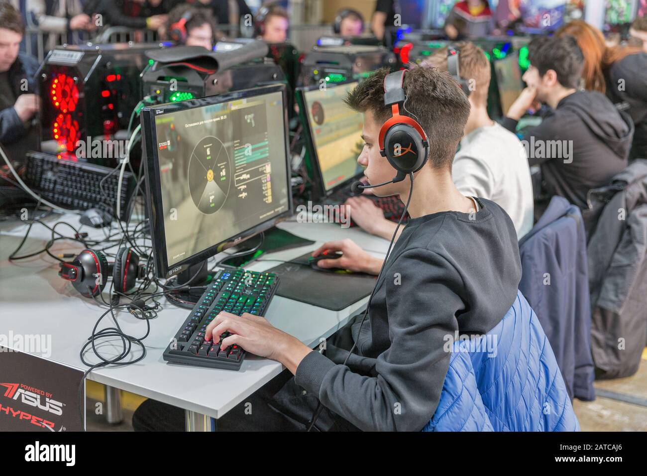 Kiew, UKRAINE - 06. APRIL 2019: Leute, die Computerspiele am Stand der Republik Der Gamer spielen, eine Marke, die von Asus seit 2006 verwendet wird und eine Reihe von PCs umfasst Stockfoto
