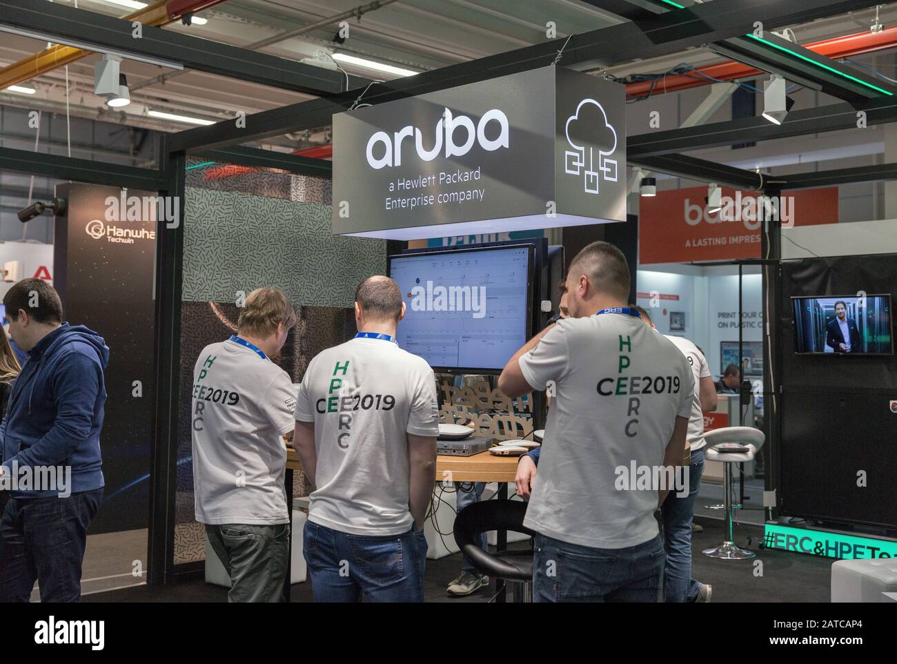 Kiew, UKRAINE - 06. APRIL 2019: Die Menschen besuchen Aruba, einen Hewlett Packard Enterprise-Firmenstand während CEE 2019, die größte Elektronikmesse von Stockfoto