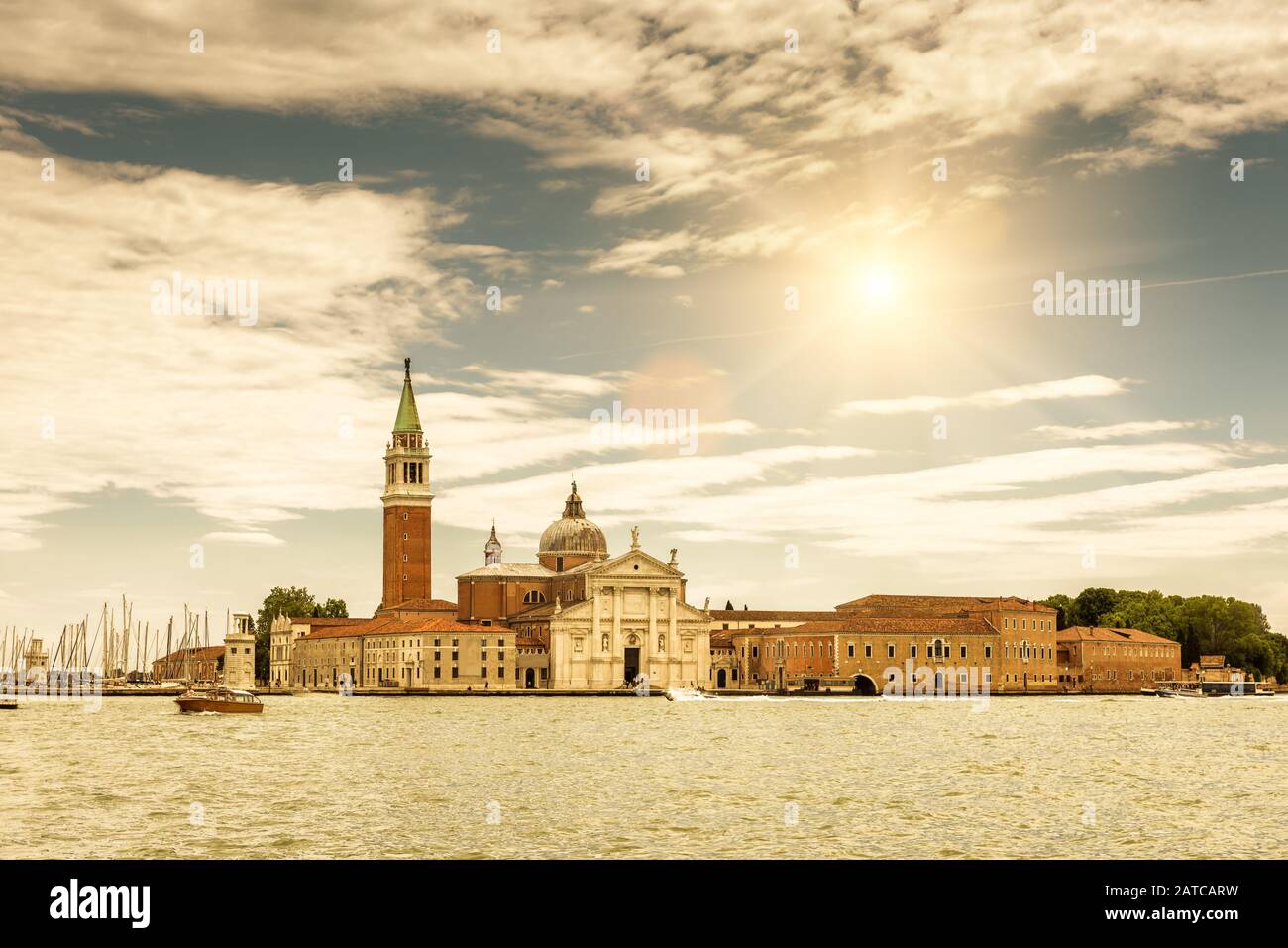 Insel San Giorgio Maggiore, Venedig, Italien. Blick auf Venedig bei Sonnenschein. Romantische Wasserreise in Venedig. Sonniger Blick auf Venedig am Sommertag. Stockfoto