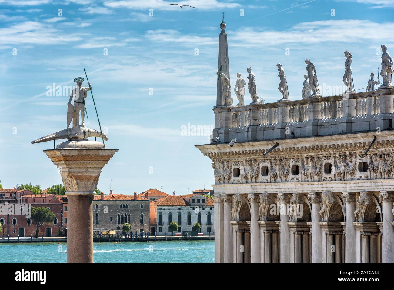 Markusplatz in Venedig, Italien. Alte Statue von St. Theodore und Bibliothek von St Mark's. San Marco (Markusplatz) ist der wichtigste Reiseattraktivist Stockfoto