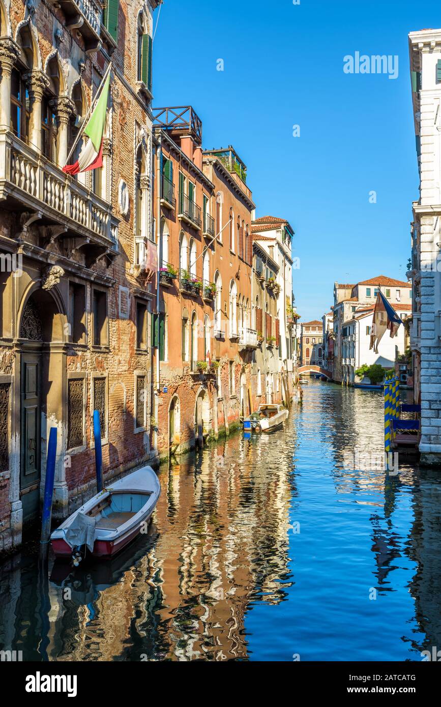 Die alte schmale Straße mit einem Boot in Venedig, Italien. Die traditionelle venetianische Straße ist ein Wasserkanal. Boote sind der Haupttransport in Venedig. Stockfoto