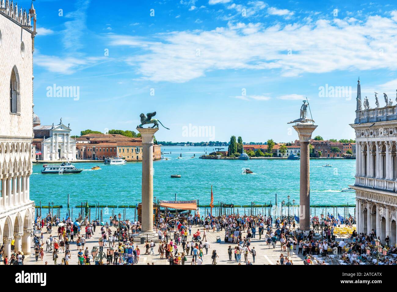 Venedig, Italien - 21. Mai 2017: Die Menschen besuchen die Böschung an der Piazza San Marco in Venedig. Dieser Ort ist eine der beliebtesten Touristenattraktionen Venedigs. Konzept Stockfoto