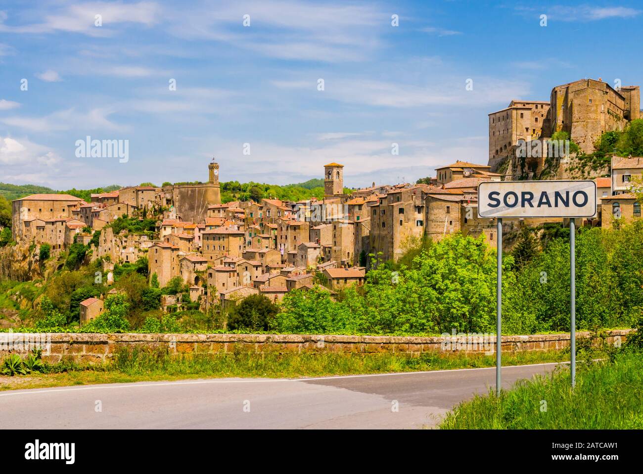 Atemberaubender Blick auf Sorano, das mittelalterliche Dorf Tuff in der Toskana, Italien Stockfoto