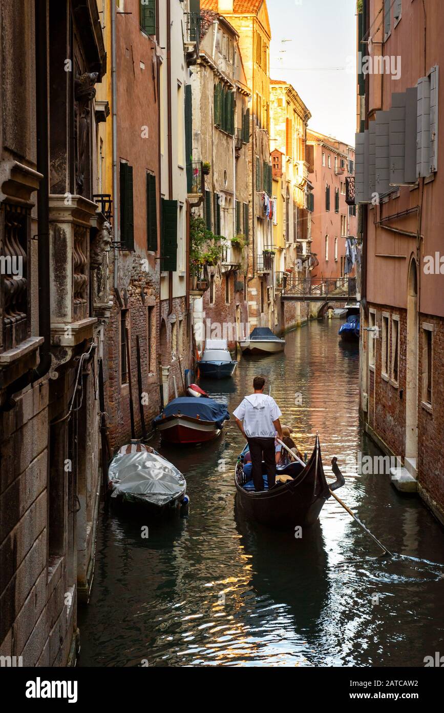 Gondel segelt an alten Häusern, Venedig, Italien. Vertikaler Blick auf die alte Straße in der Stadt Venedig. Romantische Wasserreise durch Venedig im Sommer. Landschaft Stockfoto