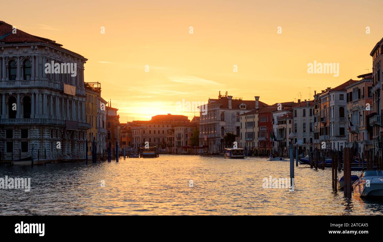 Venedig bei Sonnenuntergang, Italien. Blick auf den berühmten Canal Grande bei Nacht. Landschaft der Stadt Venedig im Zwielicht. Sonnige Straße in Venedig Stockfoto