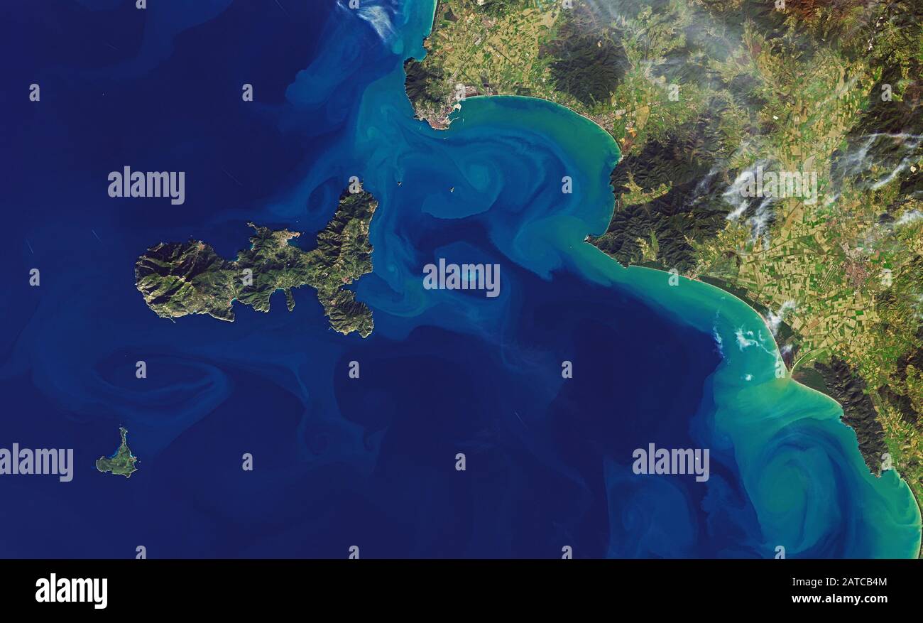 Luft eines großen Wirbels von Ozeansedimenten im Mittelmeer vor Italien und der Insel Elba. Stockfoto