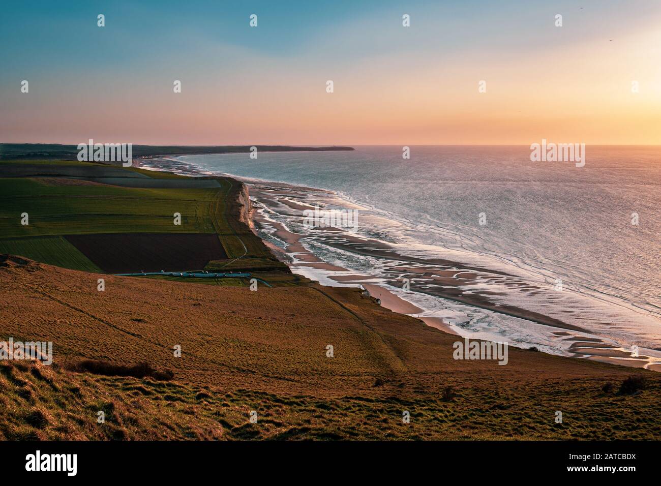 Erhöhter Blick vom Cap Blanc Nez in Richtung Cap Gris-Nez an der französischen Küste kurz vor Sonnenuntergang Stockfoto