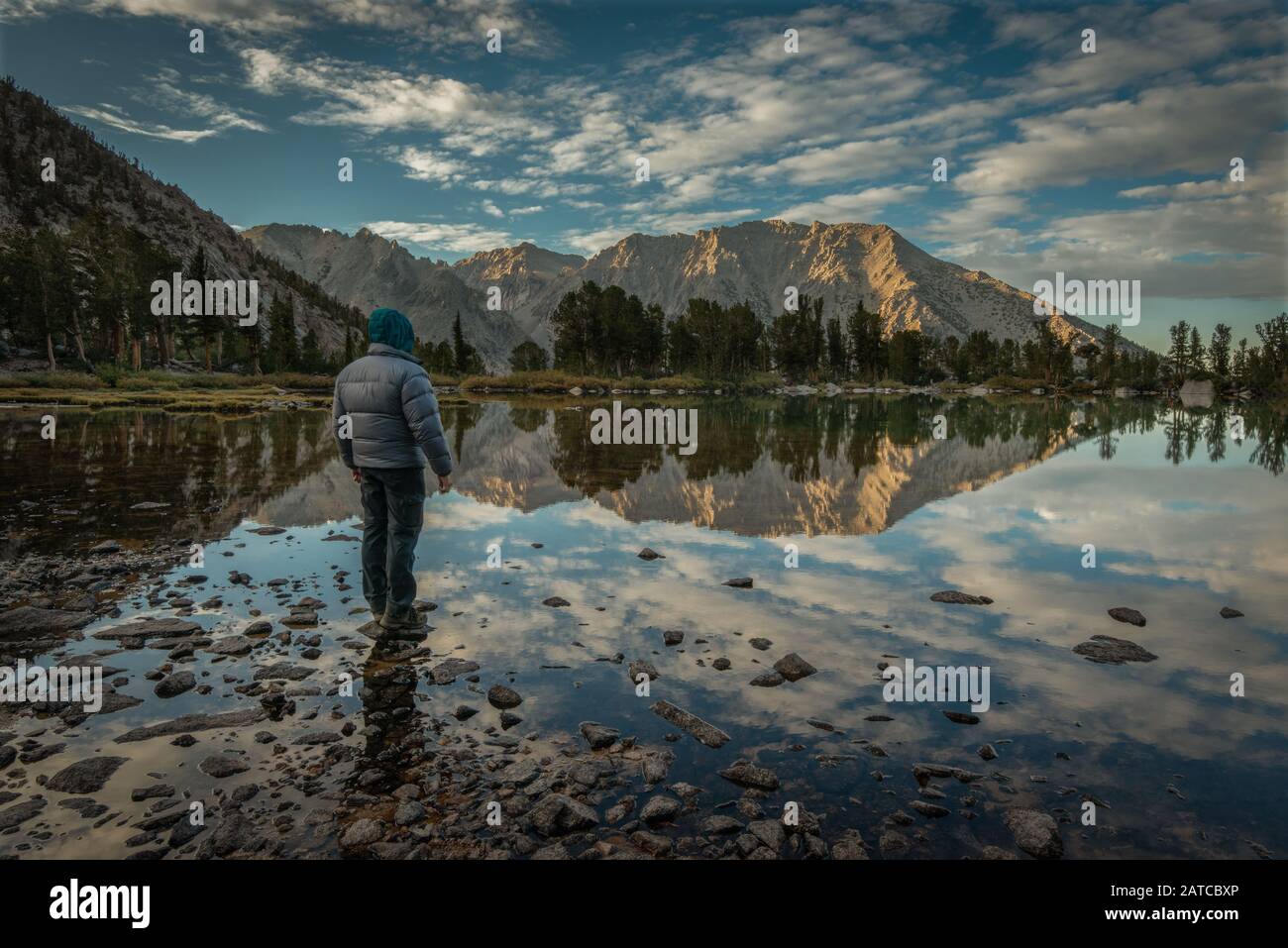 Man betrachtet die Bergreflexionen im Robinson Lake, Inyo National Forest, Kalifornien, USA Stockfoto