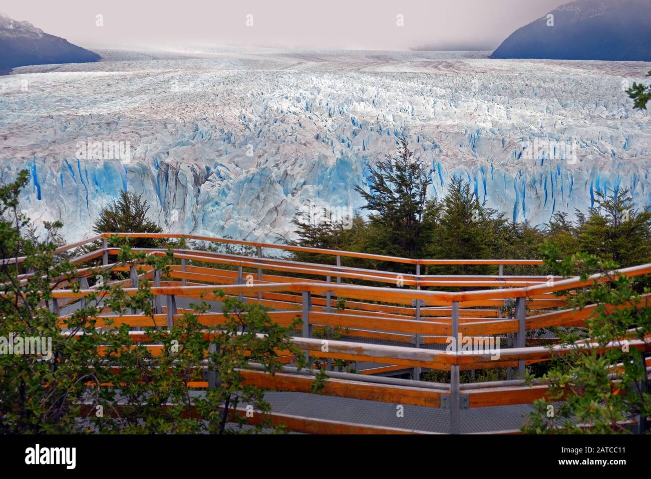 Blick auf die Treppe vor dem Perito Moreno Gletscher in El Calafate, Argentinien, an einem bewölkten Tag. Stockfoto