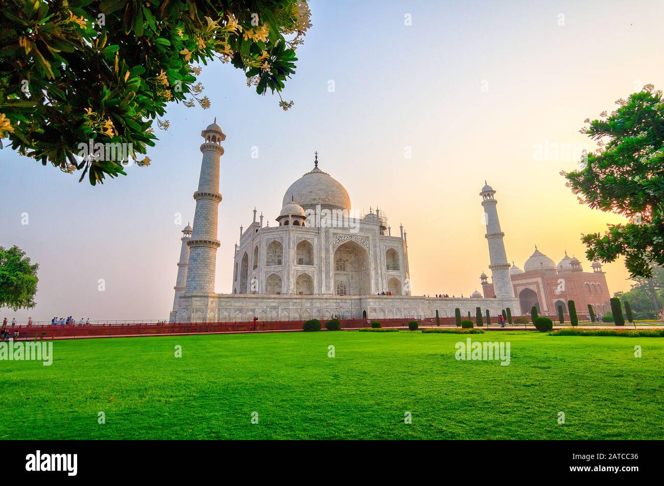 Das Taj Mahal bei Sonnenaufgang Stockfoto