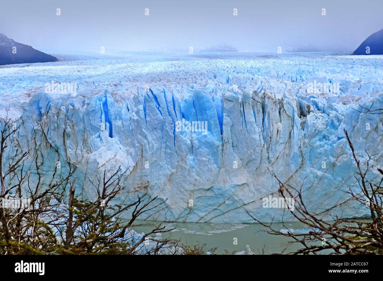 Vorderansicht des Perito Moreno Gletschers in El Calafate, Argentinien, gegen einen grauen und trüben Himmel. Stockfoto