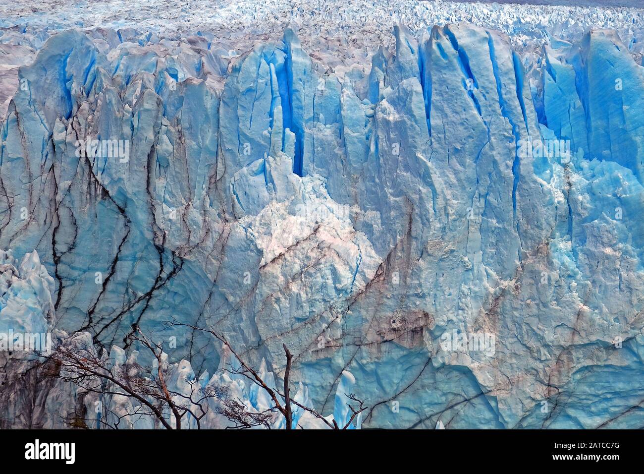 Vorderansicht der Eistextur des Perito Moreno Gletschers in El Calafate, Argentinien, während eines bewölkten Tages. Stockfoto