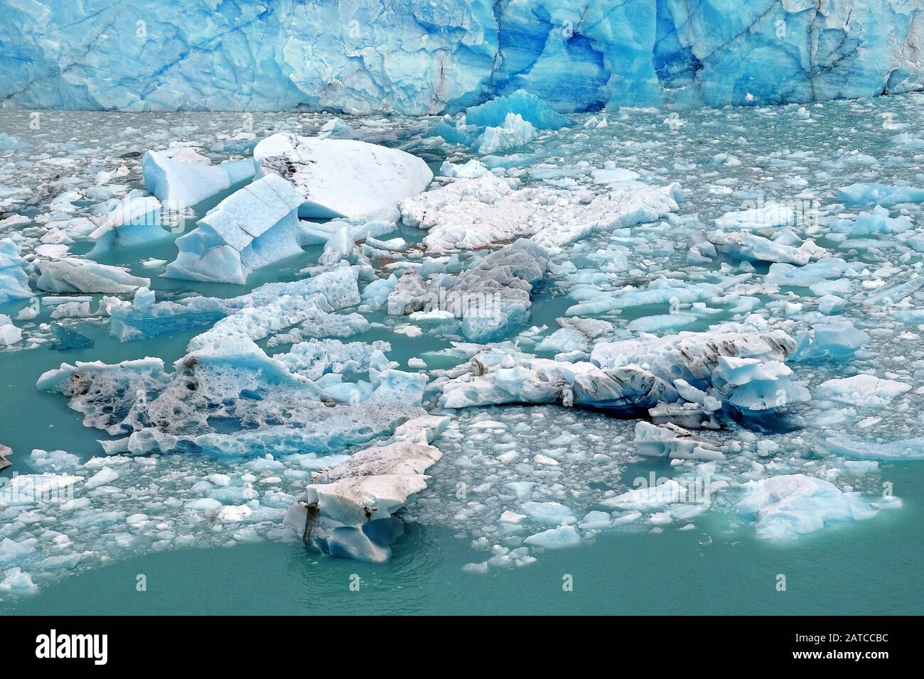Detaillierte Ansicht der fallenden Eisstrukturen vom Perito Moreno Glacier in El Calafate, Argentinien, gegen blaue gefrorene Gewässer von Lago Argentino. Stockfoto