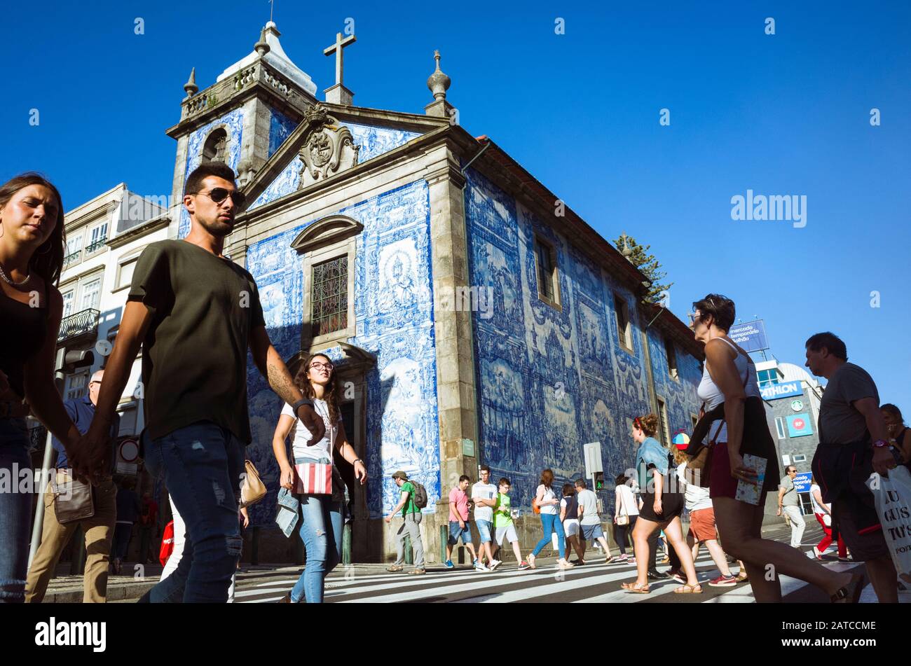 Porto, Portugal: Die Menschen gehen an den blauen azulejo-schmückten Wänden der Capela das Almas Kapelle vorbei. Stockfoto