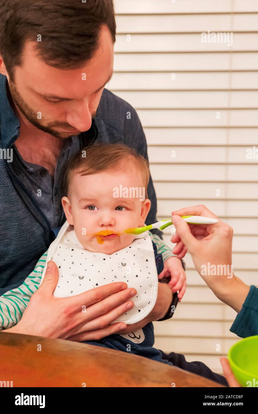 Eltern Löffel Fütterung sieben Monate alter Baby Junge Stockfoto