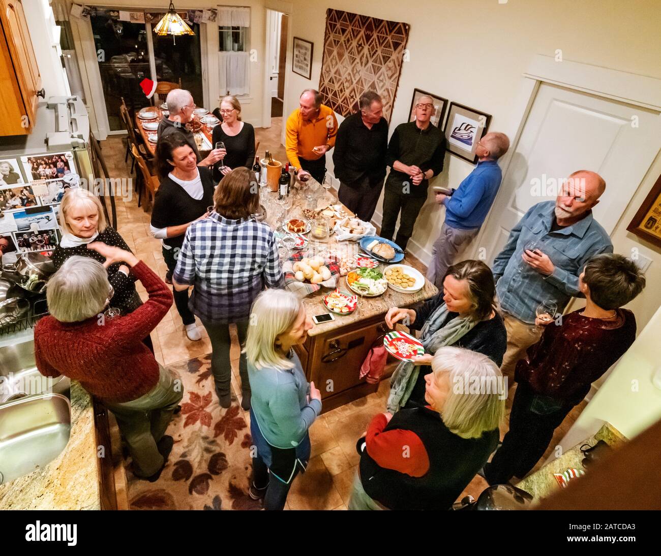 Freunde versammeln sich zu Weihnachten in einem Wohnheim Stockfoto