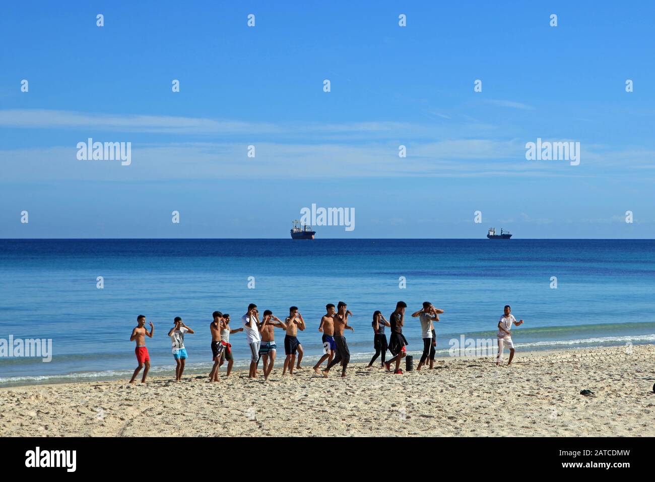 Morgendliche Übung am Strand von Sousse und Meerblick zum Atlantik Stockfoto