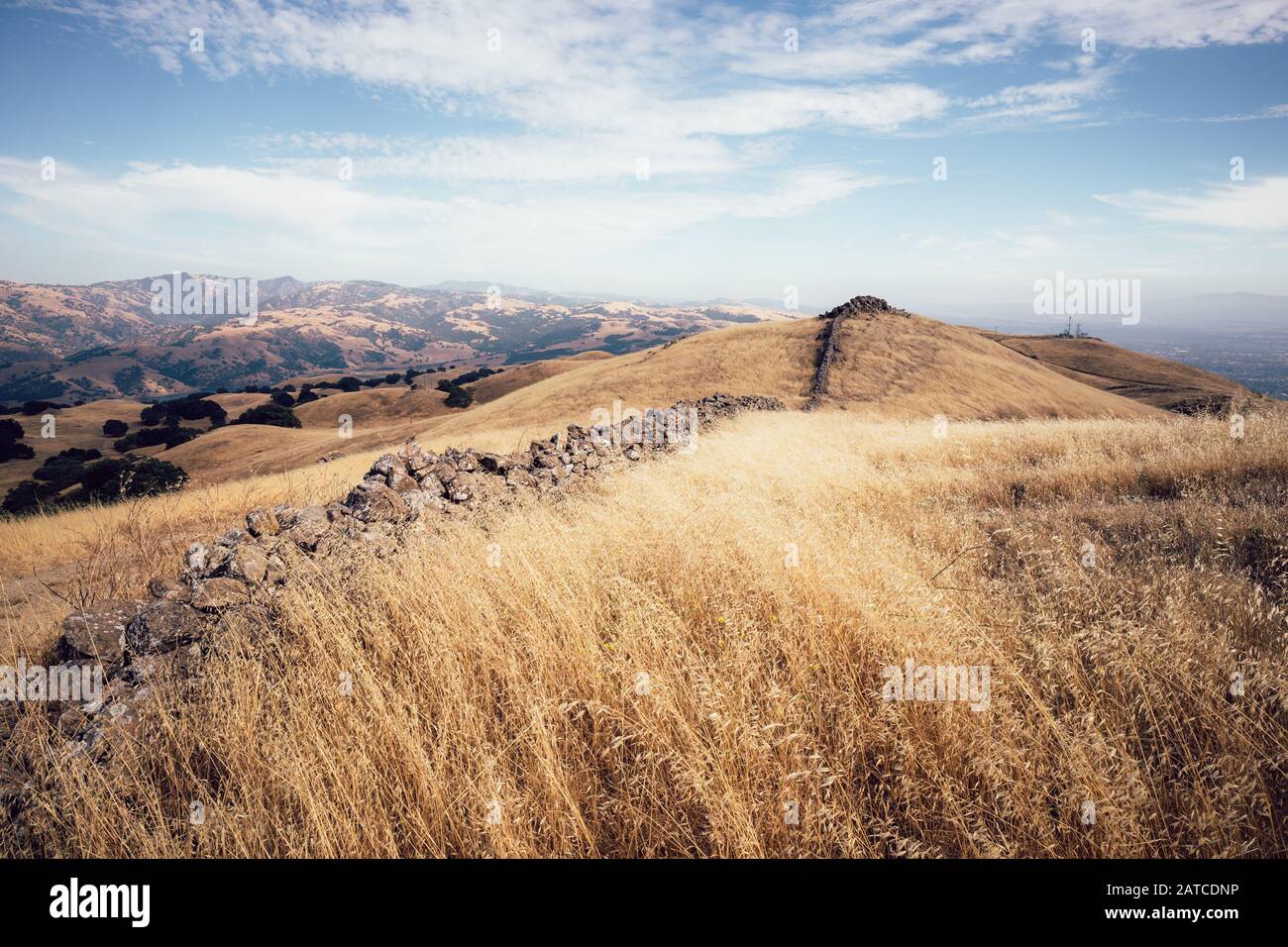 Grenzmauer zwischen zwei Parkbezirken, Mission Peak, Fremont, Kalifornien, USA Stockfoto