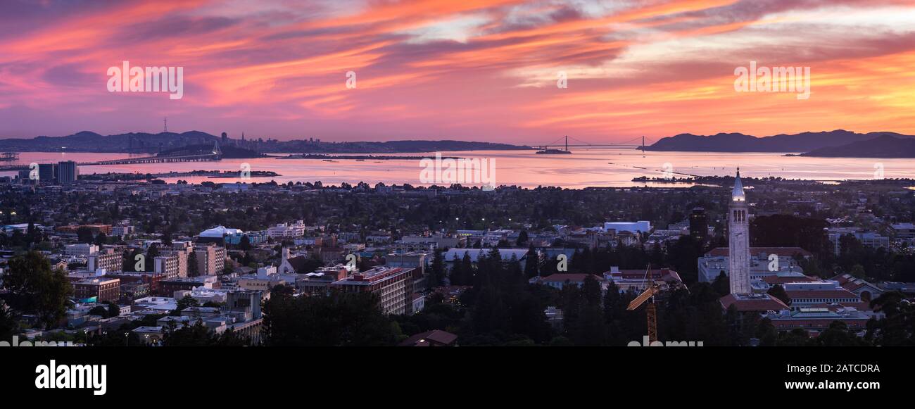 Skyline der Stadt bei Sonnenuntergang, San Francisco Bay Area, Kalifornien, USA Stockfoto