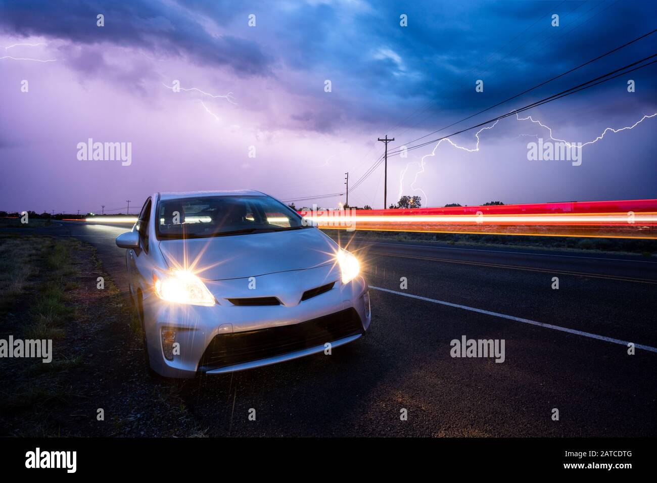 Auto parkte Am Straßenrand bei einem Blitzsturm, Grants, New Mexico, USA Stockfoto