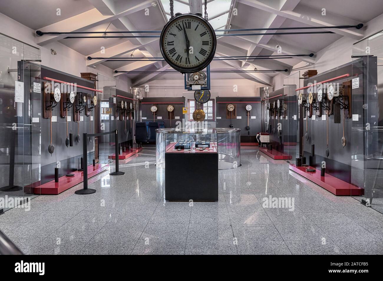 Ausstellung der Sammlung von Eisenbahnuhren von Renfe im gesamten 20. Jahrhundert im Eisenbahnmuseum Azpeitia, Guipuzcoa, Baskenland, Spanien Stockfoto