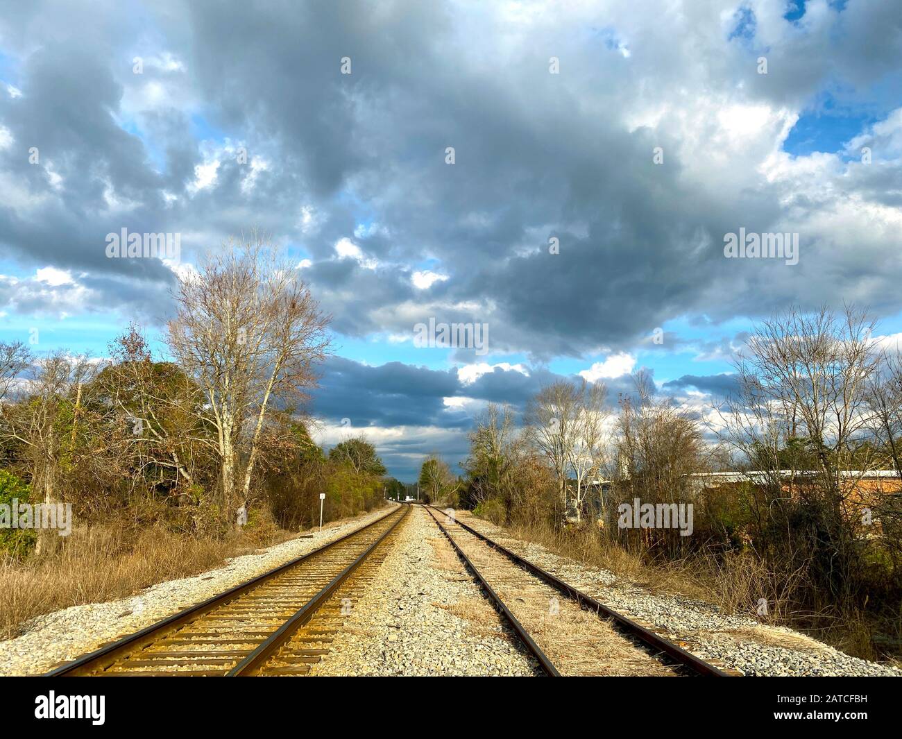 2 Bahngleise, die an einem bewölkten Tag in die Ferne führen Stockfoto