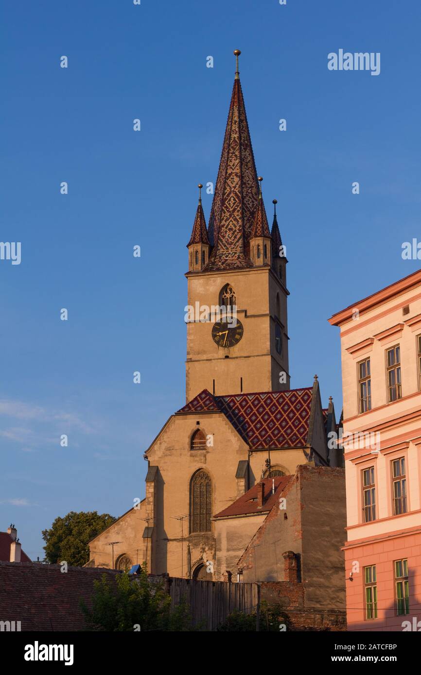 Sibiu, Rumänien, Juli 2018. Lutheran Evangelical Cathedral & Tower bei Sonnenuntergang Stockfoto