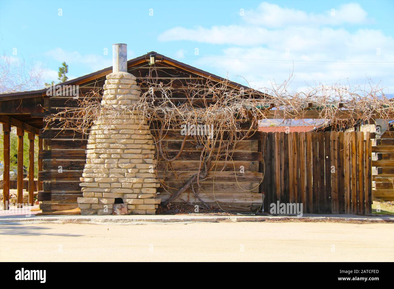 Eine alte Blockhütte mit Steinkaminstapel im wilden Westen Stockfoto