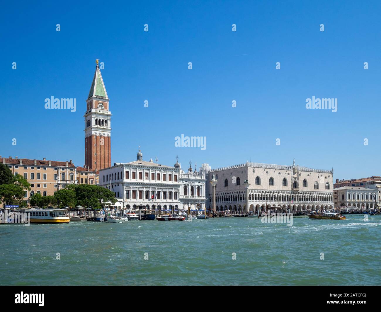 Dogenpalast und San Marco Turm vom Canale Grande aus gesehen, Venedig Stockfoto