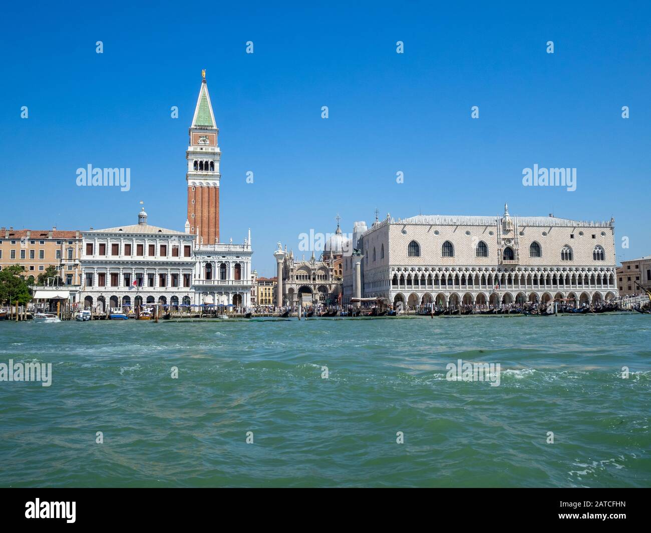 Dogenpalast und San Marco Turm vom Canale Grande aus gesehen, Venedig Stockfoto