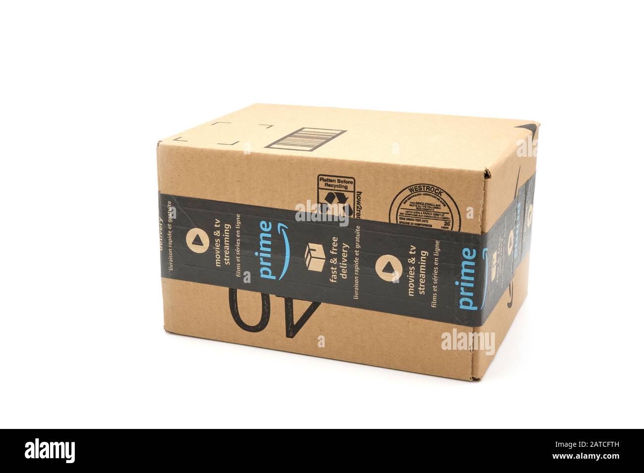 Ungeöffnete Box nach einer Lieferung vom Online-Händler Amazon fotografiert auf einem klaren weißen Hintergrund. Stockfoto