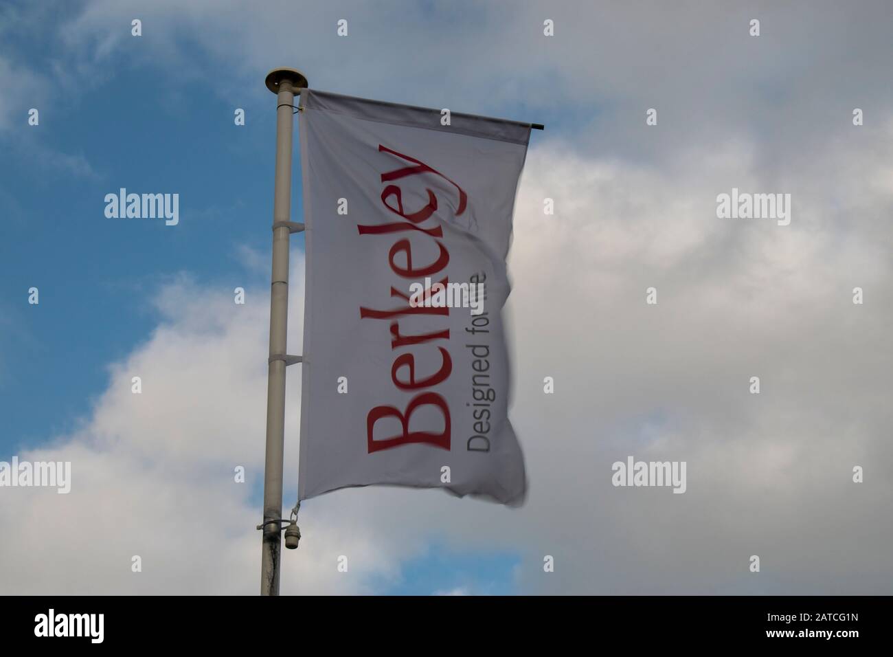 Bognor Regis, West Sussex, Großbritannien, 01. Februar 2020, Berkeley Homes Flaggen außerhalb ihrer neuen Entwicklung des bersteten Parks. Stockfoto