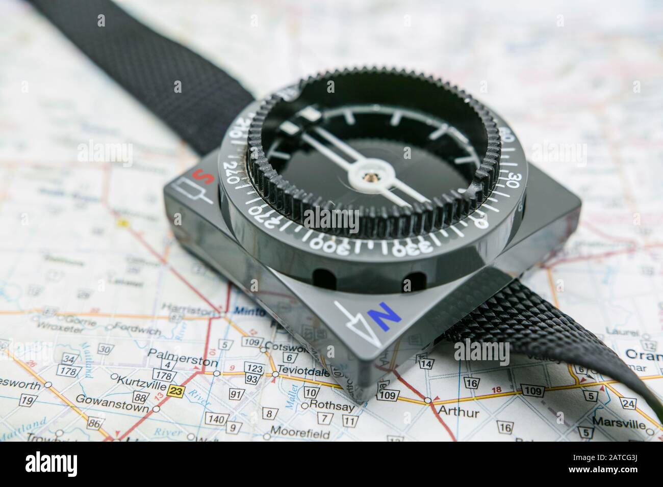 Eine Ansicht eines Armbandkompasses auf einer Karte. Stockfoto