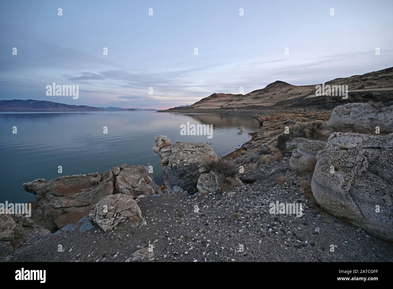 Felsformationen und Reflexionen des Pyramid Lake, Nevada am klaren, ruhigen Winternachmittag. Stockfoto