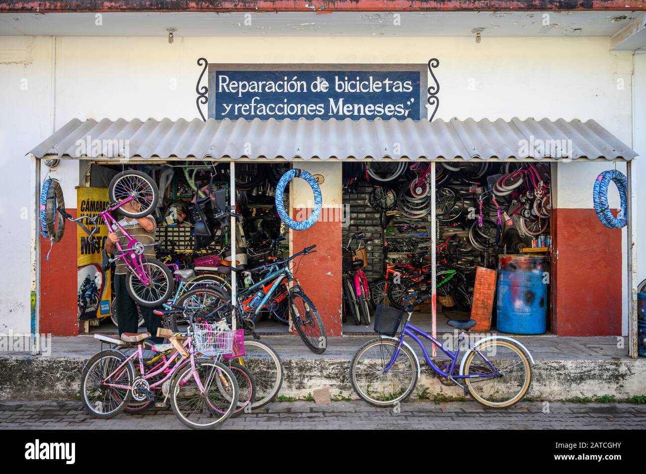 Fahrradreparaturwerkstatt in San Blas, Riviera Nayarit, Mexiko. Stockfoto