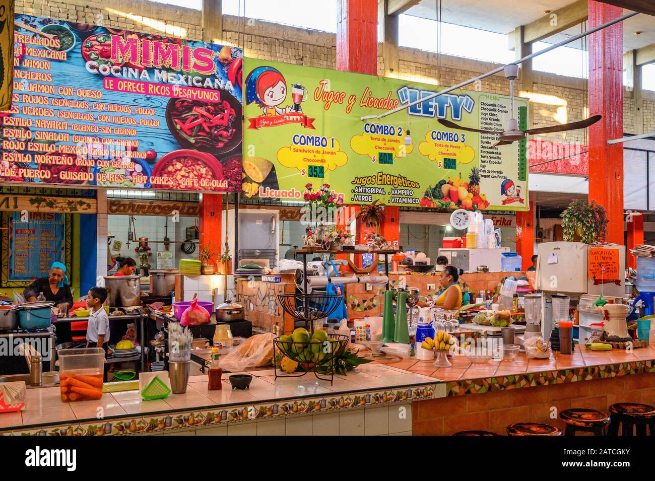 Lebensmittelstände im Mercado von San Blas, Riviera Nayarit, Mexiko. Stockfoto