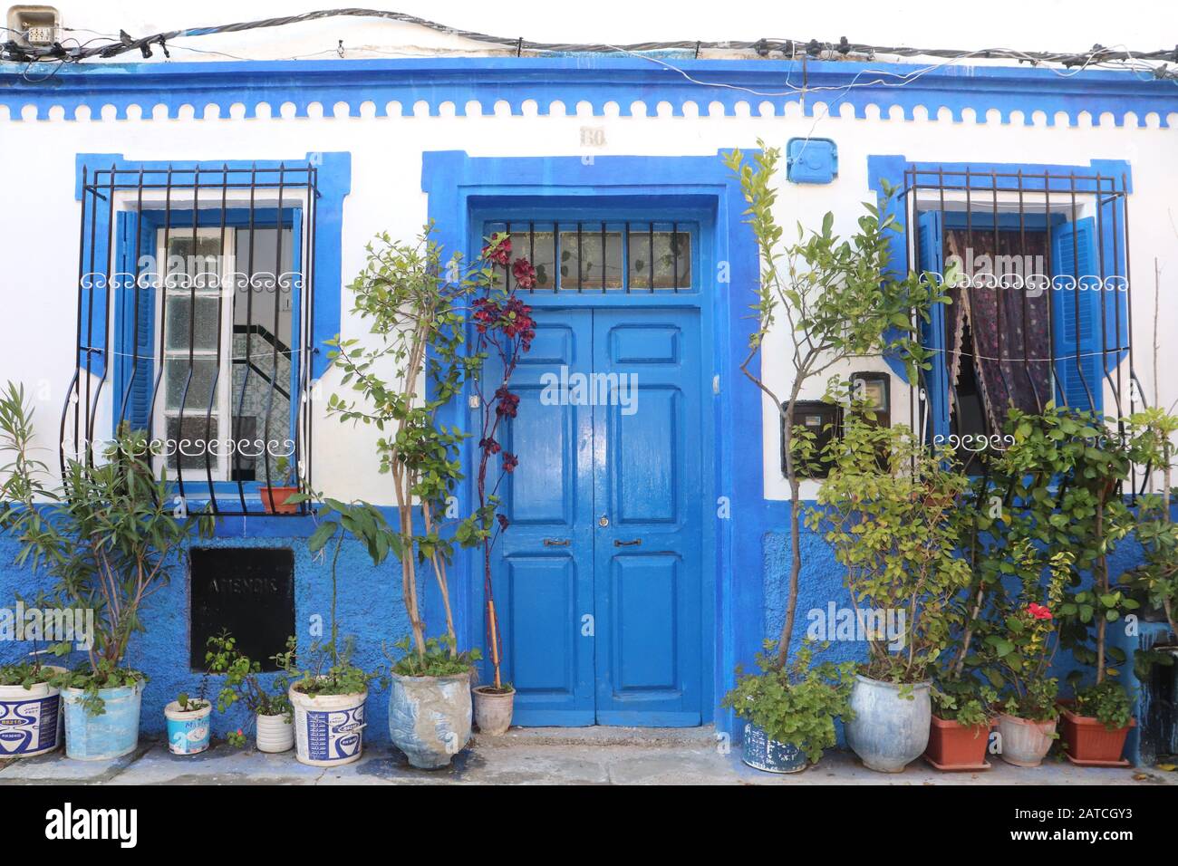 Ein schönes kleines weißes und blaues Haus in der Altstadt von Assilah Stockfoto