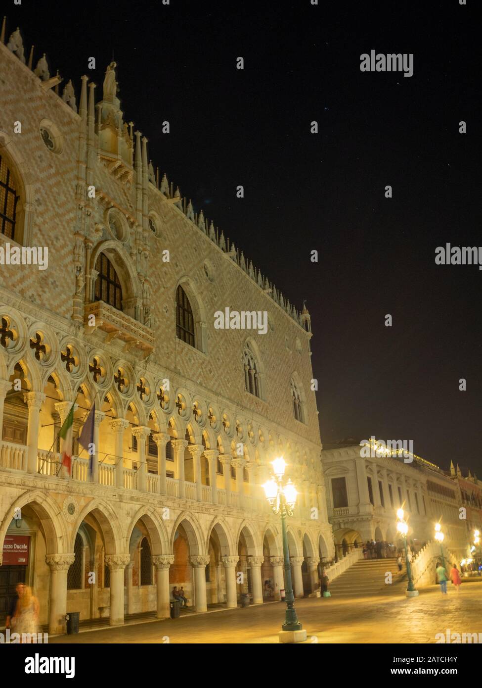 Dogenpalast bei Nacht, Venedig Stockfoto