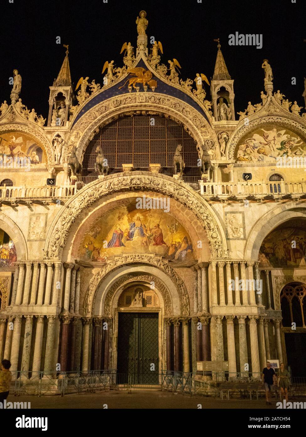 Fassade des San Marco Basilica in der Nacht, Venedig Stockfoto