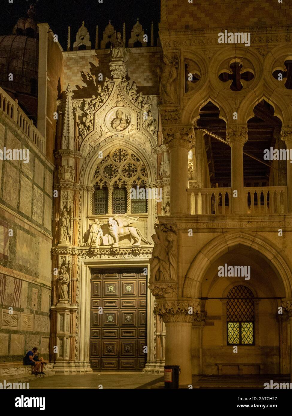 Dogenpalast Porta della Carta bei Nacht, Venedig Stockfoto