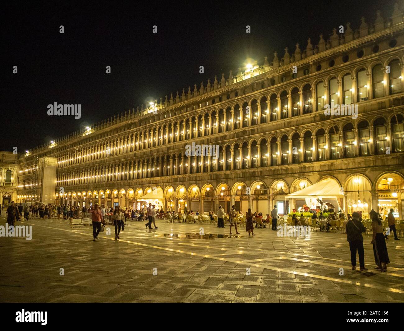 Piazza San Marco Torbogen und Balkon in der Nacht Stockfoto