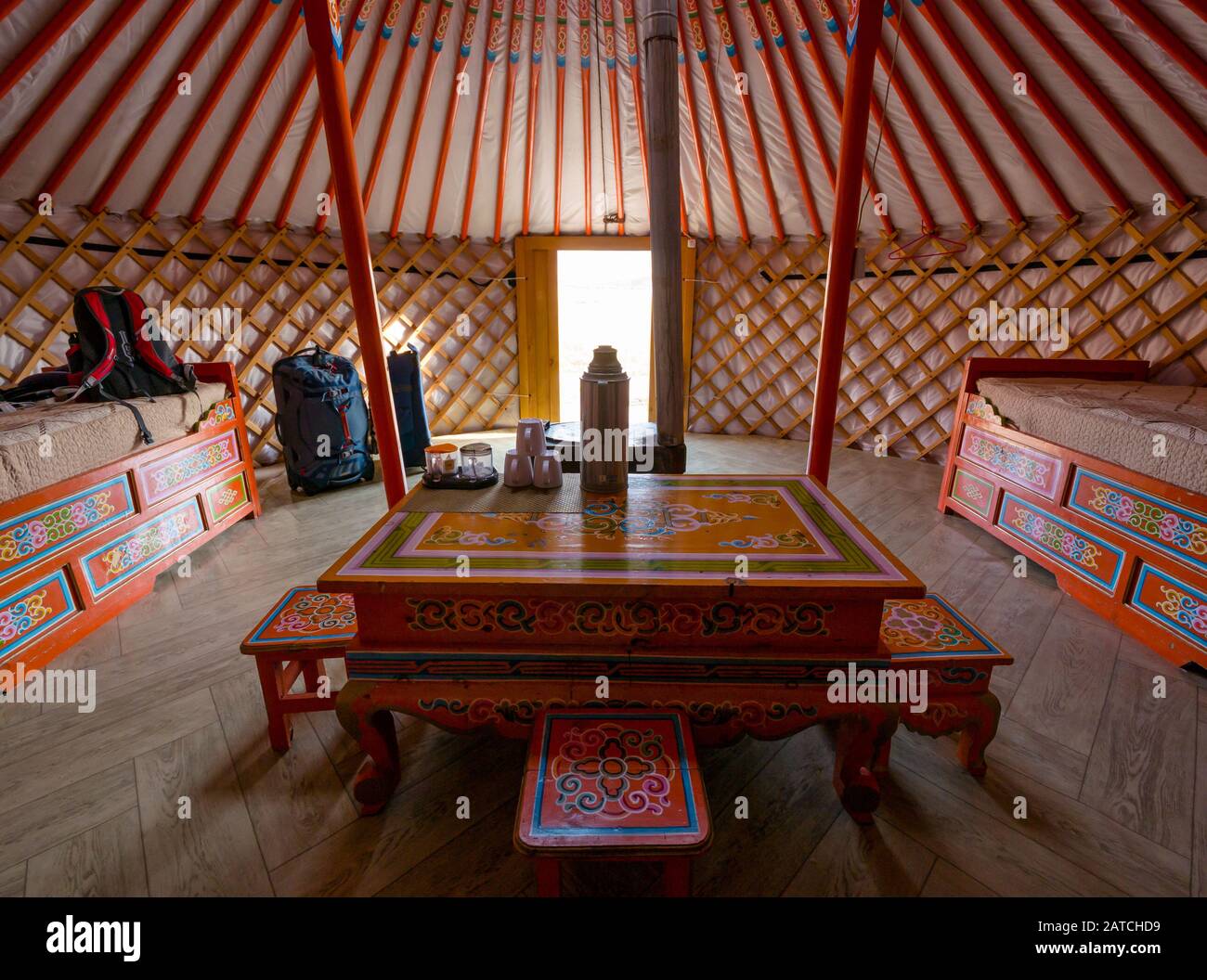 Innenbereich von Mongoilan ger oder Jurte mit dekorativem Holztisch und -Betten, Hustai oder Khustain Nuruu National Park, Tov Provinz, Mongolia, Asien Stockfoto