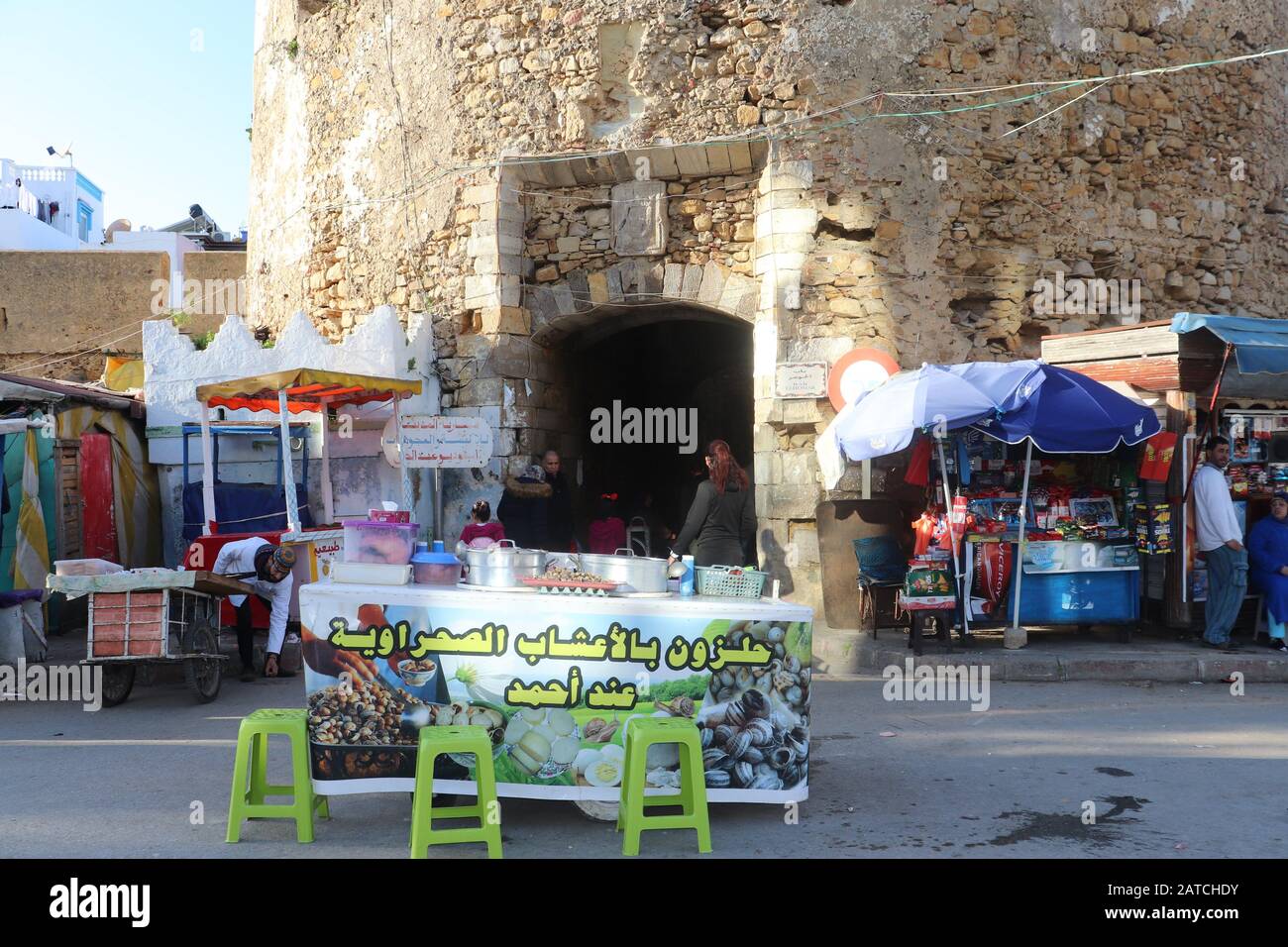 Am Eingang der Altstadt von Assilah werden verschiedene Produkte wie Kleidung, Süßigkeiten und Schnecken verkauft Stockfoto