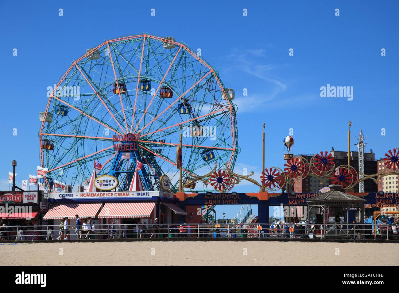 Strand, Boardwalk, Denos Wonder Wheel, Vergnügungspark, Coney Island, Brooklyn, New York City, USA Stockfoto