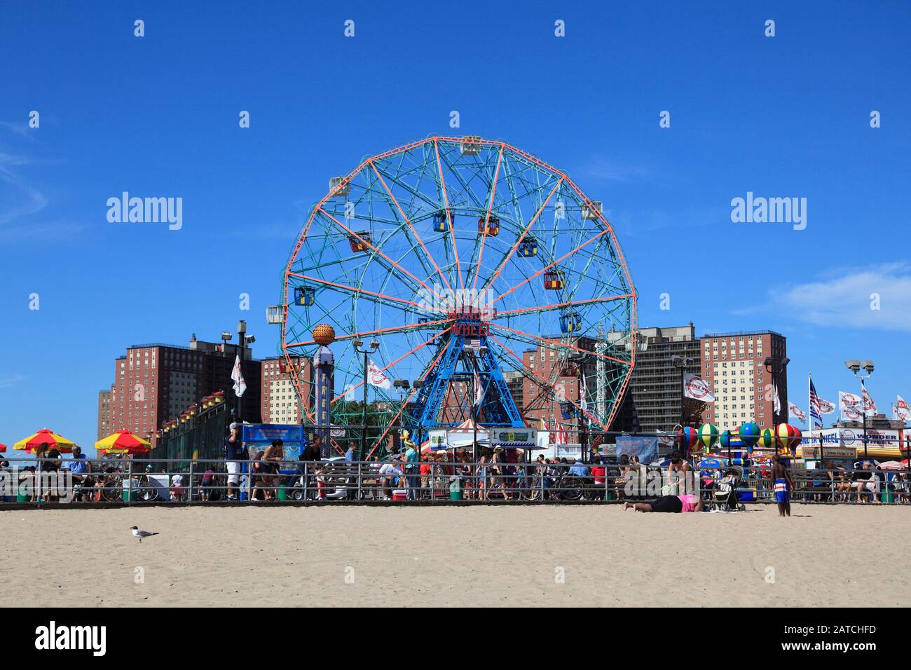 Strand, Boardwalk, Denos Wonder Wheel, Vergnügungspark, Coney Island, Brooklyn, New York City, USA Stockfoto