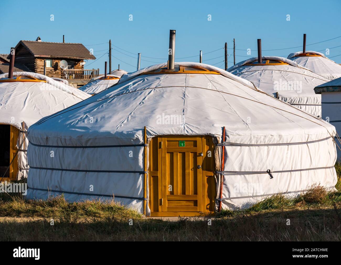 Yurts im mongolischen Khustaii ger Camp mit traditionellen Jurten, Hustai oder Khustain Nuruu National Park, Tov Provinz, Mongolia, Asien Stockfoto