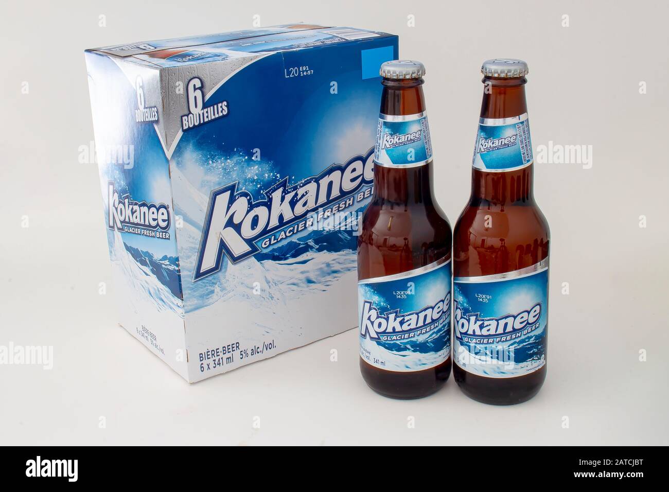 Eine 6-er Packung Kokanee mit ein paar Bierflaschen Stockfoto