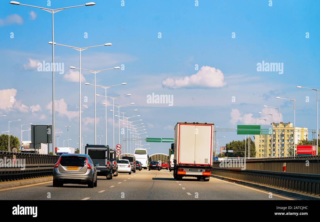Lastwagen und Autos in Polen Stockfoto